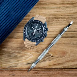 Curved End Gummirem til Omega X Swatch MoonSwatch - Tan