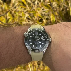 Curved End Gummirem med Foldespnde til Omega Seamaster Diver 300M - Beige