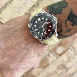 Curved End Gummirem med Foldespnde til Omega Seamaster Diver 300M - Beige