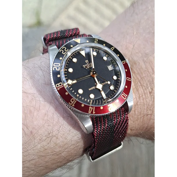 Natorem i Tudor-stil - Bordeaux/sort med sort stribe 