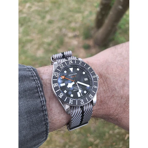 Natorem i Tudor-stil - Gr� med sort stribe