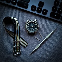 Premium Natorem - Sorte, beige og gr striber - Bond's choice NTTD