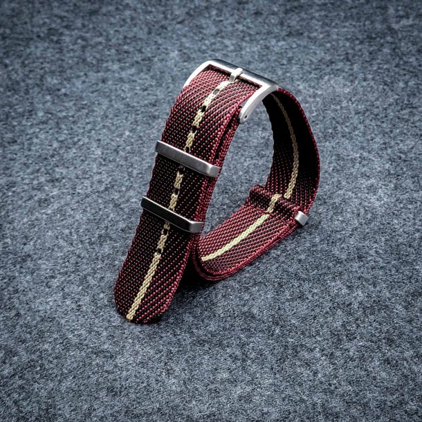 Natorem i Tudor-stil - Bordeaux/sort med beige stribe