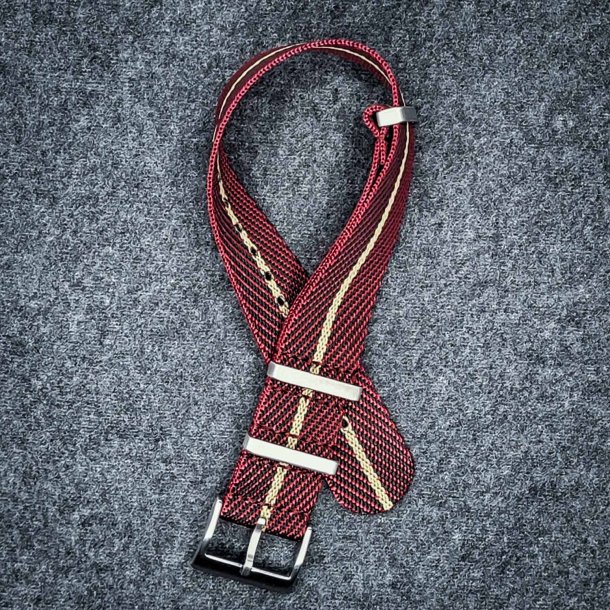 Natorem i Tudor-stil - Bordeaux/sort med beige stribe