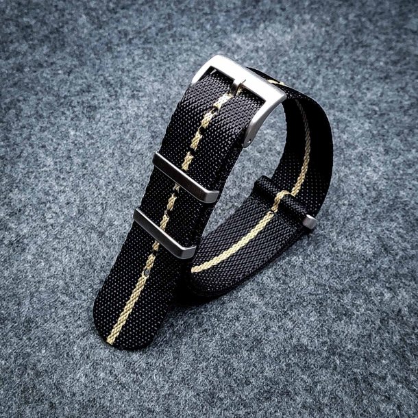 Natorem i Tudor-stil - Sort med beige stribe