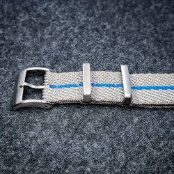 Natorem i Tudor-stil - Gr med bl stribe