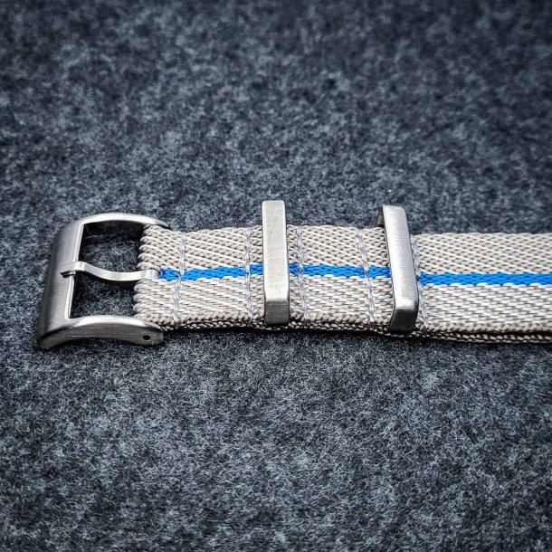 Natorem i Tudor-stil - Gr� med bl� stribe