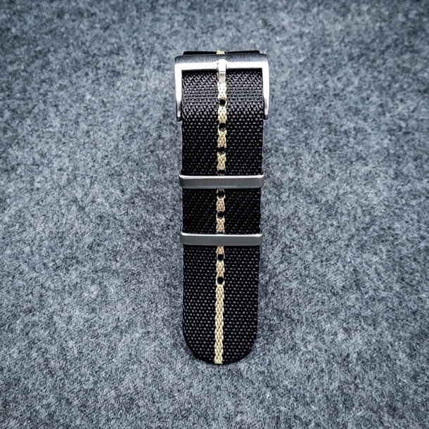 Natorem i Tudor-stil - Sort med beige stribe