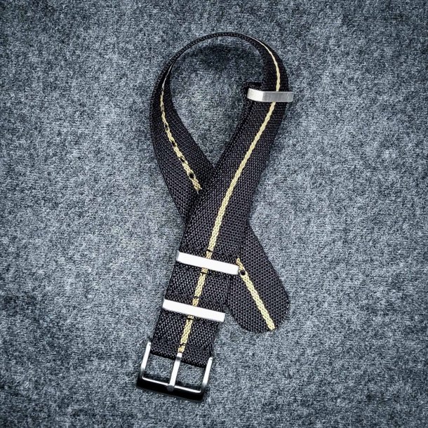 Natorem i Tudor-stil - Sort med beige stribe