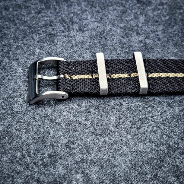 Natorem i Tudor-stil - Sort med beige stribe