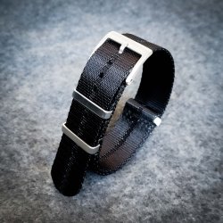 Natorem med prget stribe - Sort