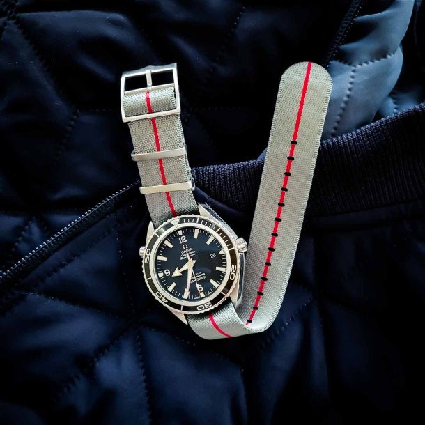 Single Pass Luksus - Gr� med r�d stribe