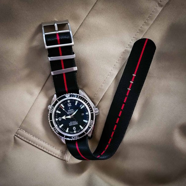 Single Pass Luksus - Sort med r�d stribe