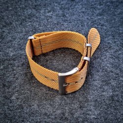 Natorem i Tudor-stil - Gul med beige stribe