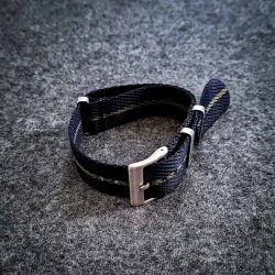 Natorem i Tudor-stil - Marinebl/sort med grn stribe