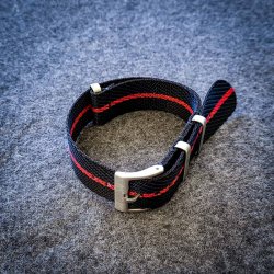 Natorem i Tudor-stil - Marinebl/sort med rd stribe