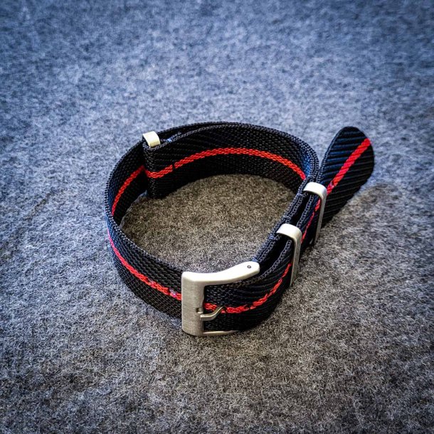 Natorem i Tudor-stil - Marinebl�/sort med r�d stribe