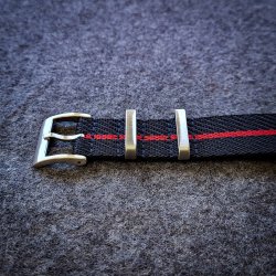 Natorem i Tudor-stil - Marinebl/sort med rd stribe