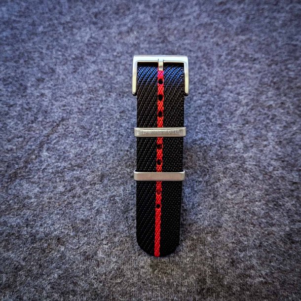 Natorem i Tudor-stil - Marinebl�/sort med r�d stribe