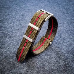 Natorem i Tudor-stil - Olivengrn med rd stribe