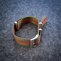 Natorem i Tudor-stil - Olivengrn med rd stribe