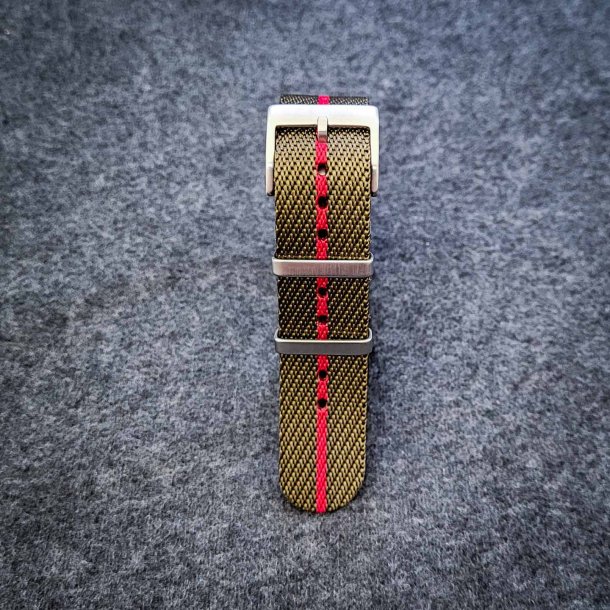 Natorem i Tudor-stil - Olivengr�n med r�d stribe