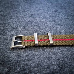 Natorem i Tudor-stil - Olivengrn med rd stribe