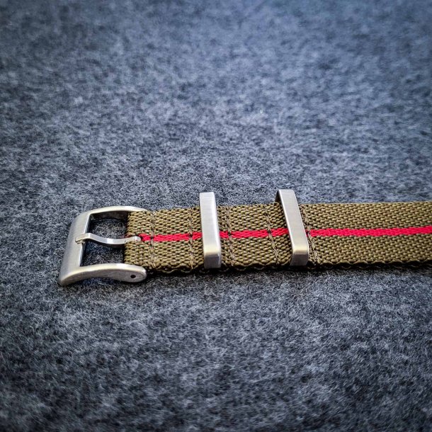 Natorem i Tudor-stil - Olivengr�n med r�d stribe