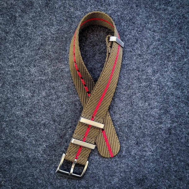 Natorem i Tudor-stil - Olivengr�n med r�d stribe