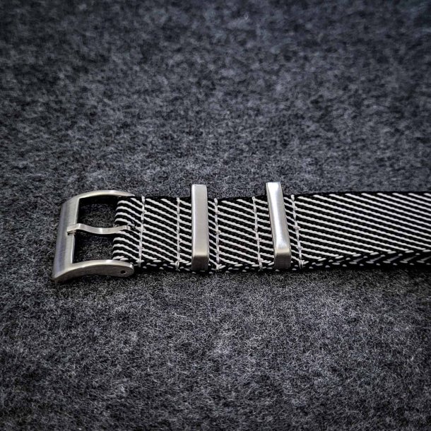 Natorem i Tudor-stil - Sorte og hvide striber