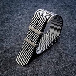 Natorem i Tudor-stil - Sorte og hvide striber