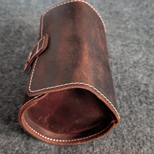 Watch Roll i brunt l�der til to ure